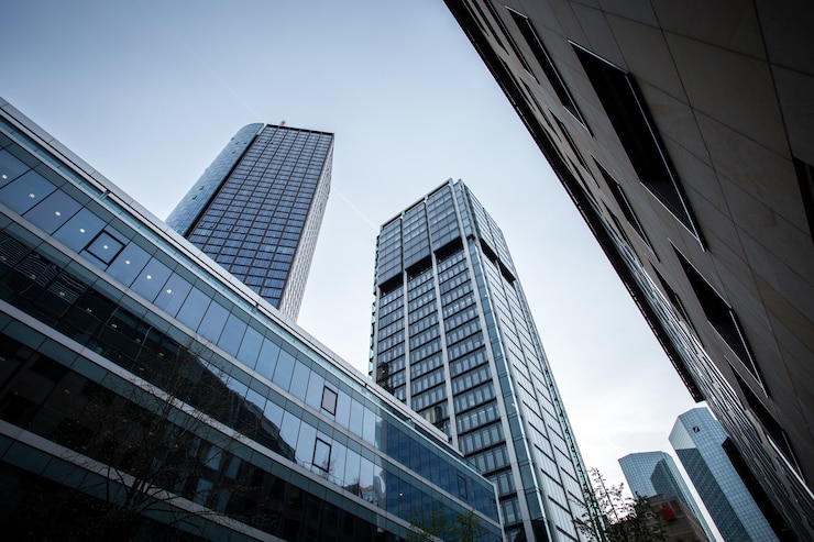 Gratis Foto lage hoek shot van hoge gebouwen onder de heldere hemel in frankfurt, duitsland