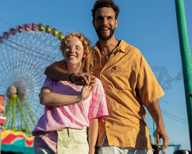 Gratis foto lage hoek smiley paar tijd samen doorbrengen