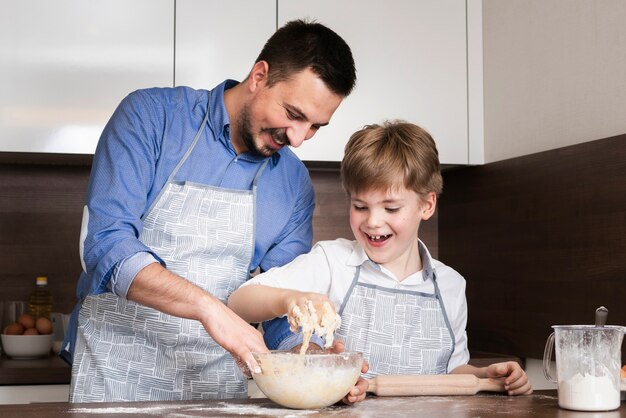 Lage hoek smiley vader en zoon deeg maken