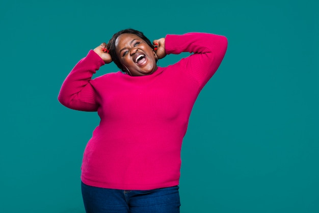 Lage hoek smiley vrouw dansen