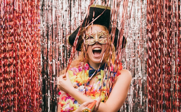 Lage hoek smiley vrouw gekostumeerd