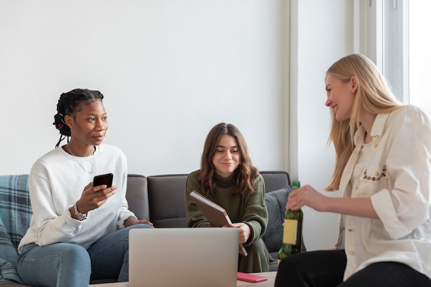 Lage hoek smiley vrouwen thuis