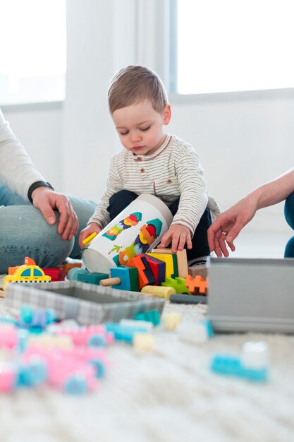 Lage hoek van baby spelen thuis met ouders