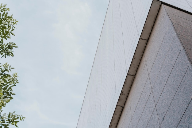 Lage hoek van betonnen gebouw in de stad