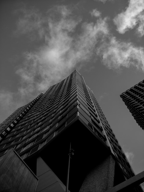 Lage hoek van hoog modern gebouw