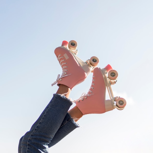 Gratis foto lage hoek van rolschaatsen op poten met kopie ruimte