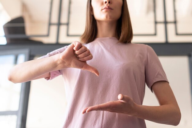 Lage hoek van vrouw die gebarentaal gebruiken