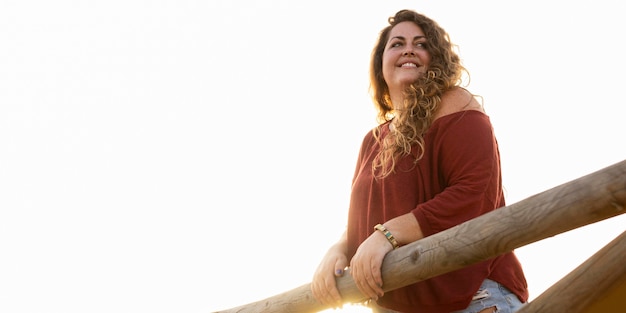 Lage hoek van vrouw die in openlucht stelt