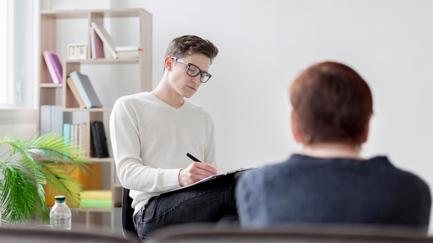 Lage hoek van vrouw en psycholoog