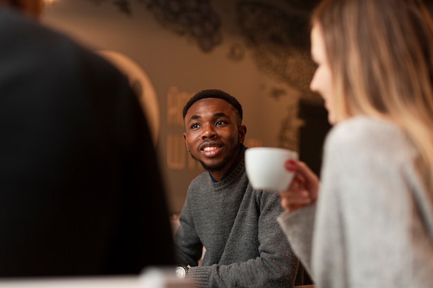 Gratis foto lage hoek vrienden in restaurant