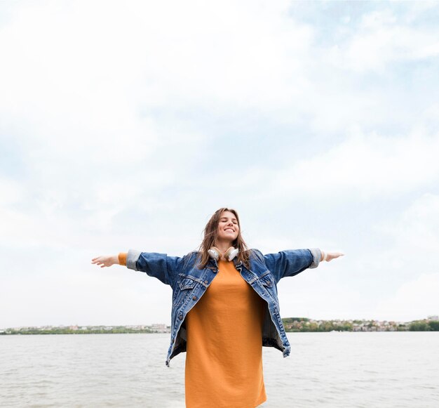 Lage hoek vrouw aan zee