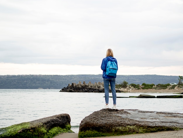 Gratis foto lage hoek vrouw aan zee