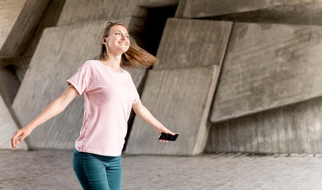 Lage hoek vrouw dansen