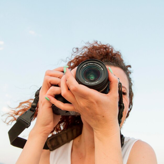 Lage hoek vrouw met camera