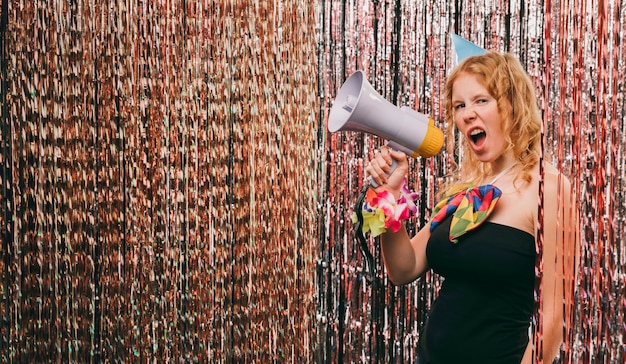 Lage hoek vrouw met megafoon op carnaval feest