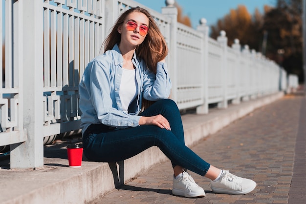 Lage hoek vrouw met zonnebril