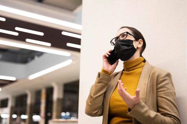 Lage hoek vrouw praten over de telefoon