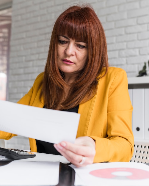 Lage hoek vrouw raadpleging van documenten