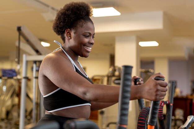 Lage hoek vrouw training op loopband