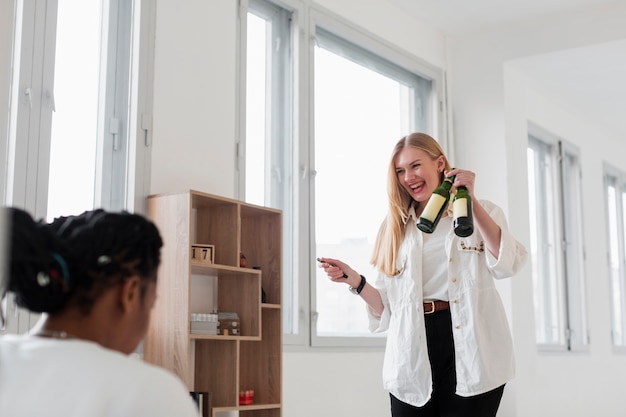 Gratis foto lage hoek vrouwen genieten van flesje bier