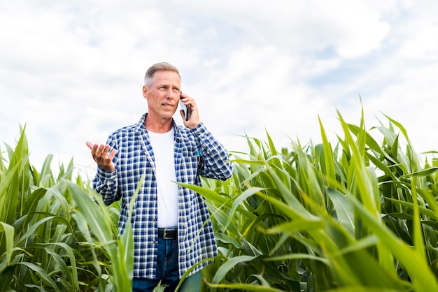 Lage hoek weergave man praten aan de telefoon