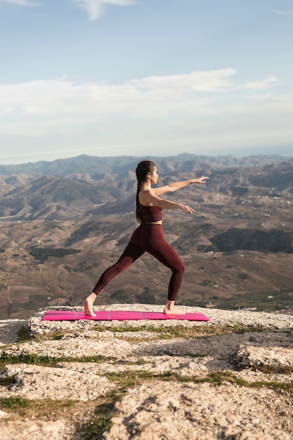 Gratis foto lage hoek yogapraktijk buiten