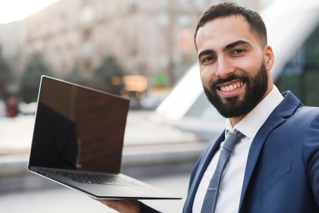 Gratis foto lage hoek zakenman met laptop