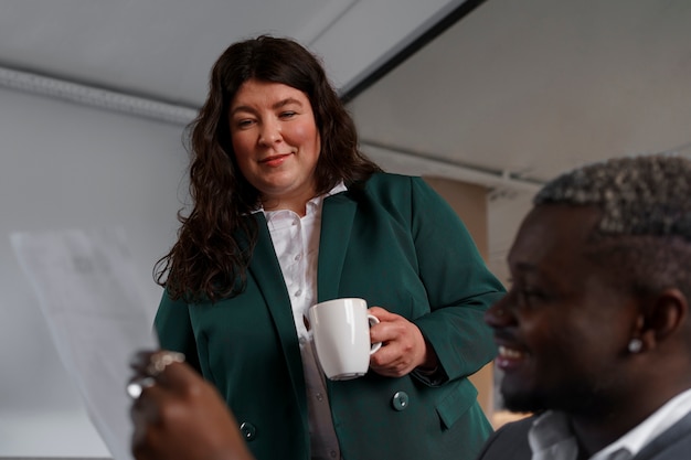 Lage hoek zakenmensen die samenwerken