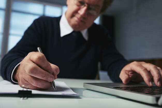 Lage hoekmening van de mens die ideeën neerschrijft