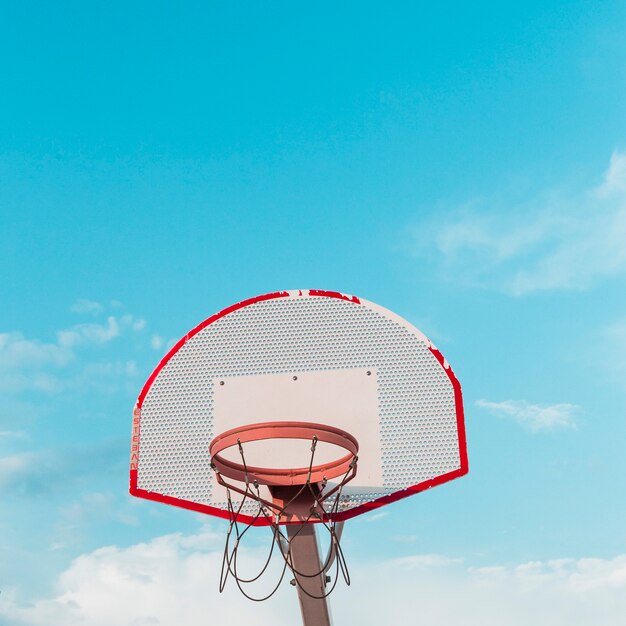 Lage hoekmening van een basketbalhoepel tegen hemel