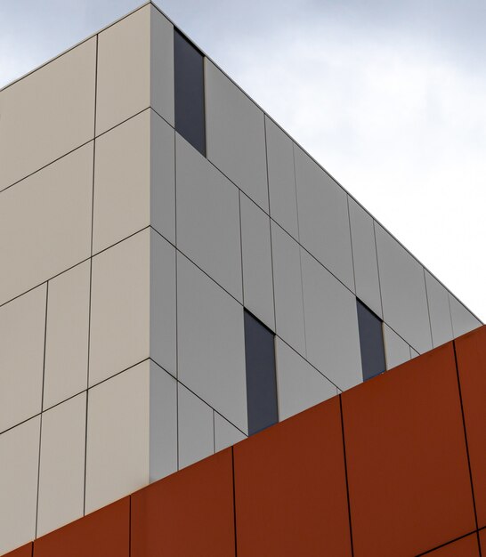 Lage hoekmening van een modern wit en oranje gebouw onder de heldere hemel