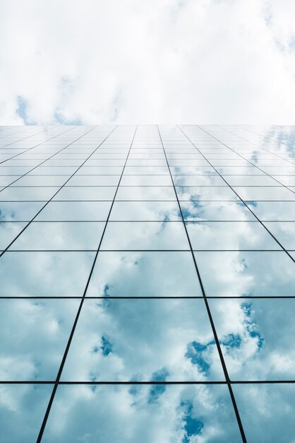 Lage hoekmening van hoog glazen gebouw