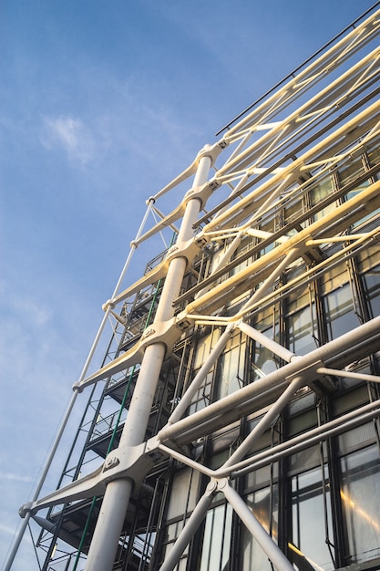 Lage hoekmening van moderne bouwconstructie onder een blauwe lucht en zonlicht