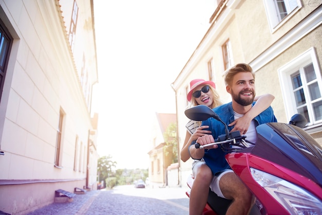 Lage hoekmening van paar op snelle scooter