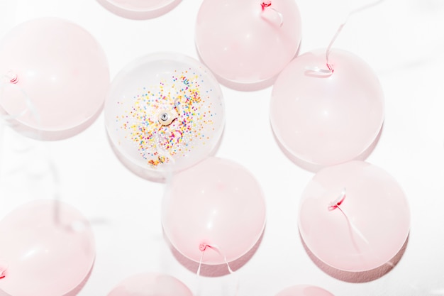 Gratis foto lage hoekmening van verjaardagsballons met wimpels op witte achtergrond