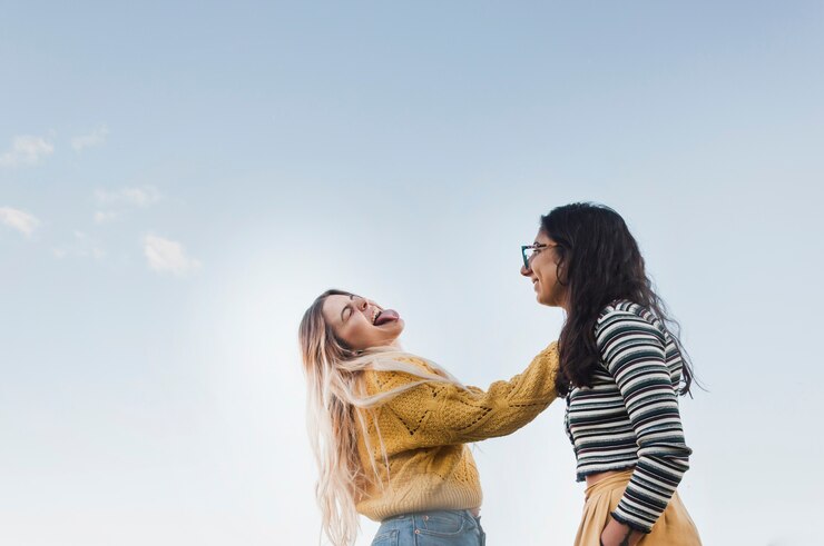 Gratis Foto lage hoekmening van zusters die grappige gezichten maken