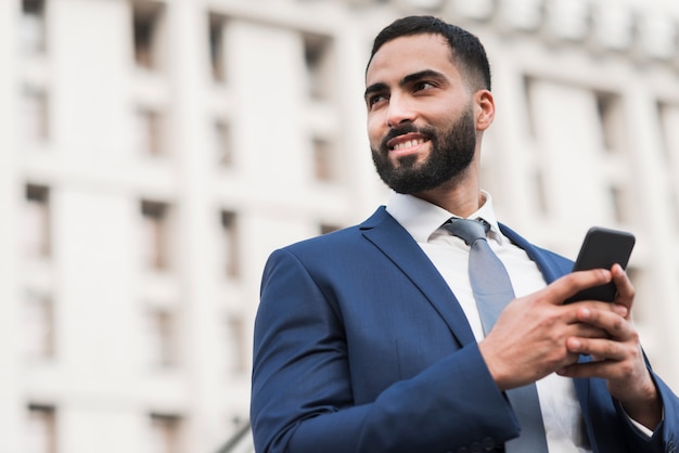 Lage hoekmens die telefoon met behulp van