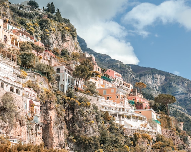 Lage hoekopname van de gebouwen en huizen aan de kust van Amalfi, vastgelegd in Italië