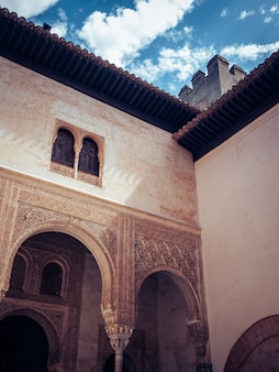 Lage hoekopname van het alhambra-paleis in granada, spanje