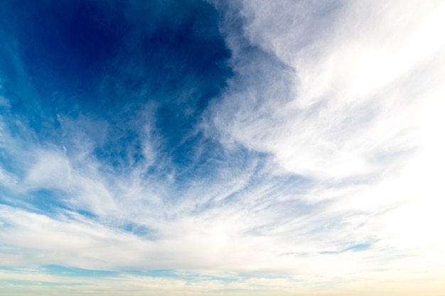 Lage hoekopname van witte wolken in een heldere blauwe lucht