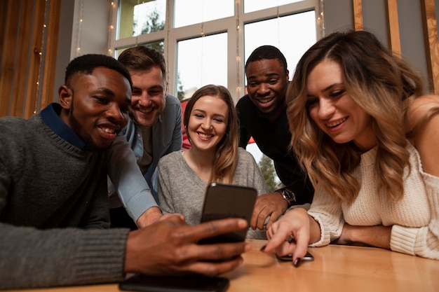 Lage hoekvrienden die selfies nemen