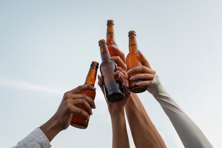 Gratis Foto lage hoekvrienden met heerlijke kombucha buiten