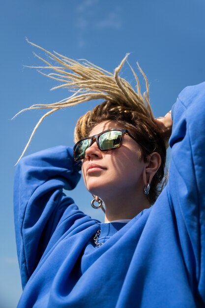 Lage hoekvrouw die zonnebril draagt