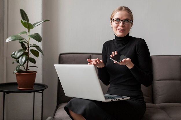 Lage hoekvrouw met laptop en mobiel