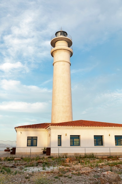 Gratis foto lage hoekvuurtoren met heldere lucht