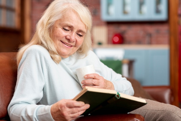 Gratis foto lage lezing van de hoek de hogere vrouw thuis