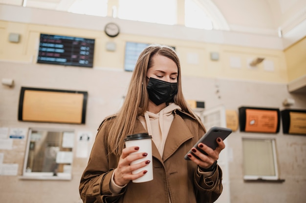 Lage meningsvrouw die binnenkant van een treinstation wacht