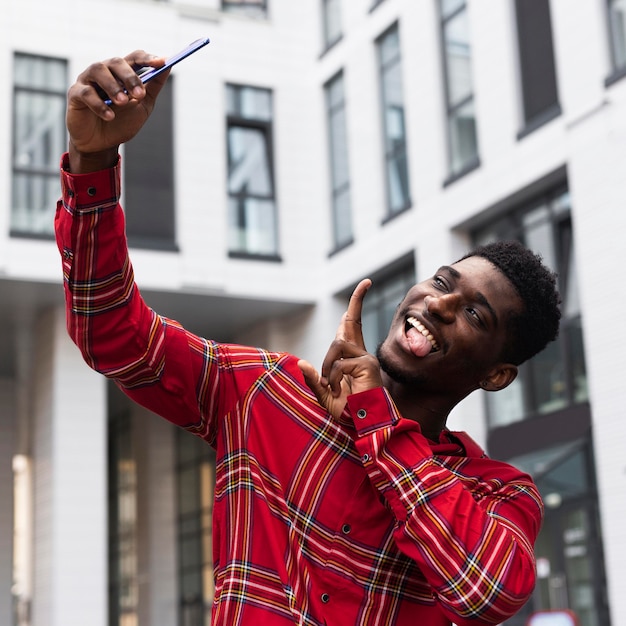 Lage weergave shot van de mens die een selfie neemt