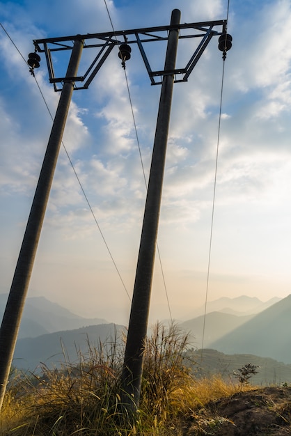 Gratis foto lagehoek uitzicht van telegraafpalen