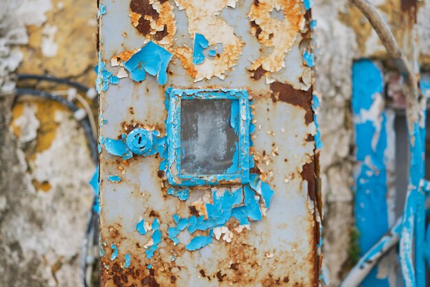 Gratis foto lagen oude verf pellen van de muur van een huis selectieve focusideeën voor een achtergrond of behangrenovatie van oude huizen